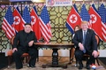 ベトナムの首都ハノイで会談した北朝鮮の金正恩朝鮮労働党委員長（左）とドナルド・トランプ米大統領（右）。朝鮮中央通信が公開（2019年2月28日撮影、3月1日公開）。(c)AFP PHOTO/KCNA VIA KNS