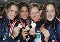 第29回LEN欧州水泳選手権・競泳女子4x200メートル自由形リレーを制し、金メダルを手にポーズをとるフランスの選手たち。(c)AFP/JOHN THYS