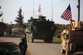 シリア北部マンビジ近郊の村を走る米軍の装甲車（2017年3月5日撮影、資料写真）。(c)AFP PHOTO / DELIL SOULEIMAN