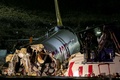 トルコ・イスタンブールのサビハ・ギョクチェン空港で、滑走路から外れたペガサス航空のボーイング737型旅客機（2020年2月5日撮影）。(c)Demiroren News Agency (DHA) / AFP