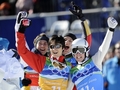 2010年%%バンクーバー冬季五輪%%、ノルディックスキー・ジャンプ団体決勝。ドイツは1035.8点で銀メダルを獲得した。写真はメダル獲得を喜ぶドイツの（左から）ミヒャエル・ノイマイヤー（%%Michael Neumayer%%）、マルティン・シュミット（%%Martin Schmitt%%）、アンドレアス・ワンク（%%Andreas Wank%%）、ミヒャエル・ウールマン（%%Michael Uhrmann%%）。（2010年2月22日撮影）(c)AFP/DDP/MICKAEL KAPPELER
