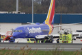 米フィラデルフィア国際空港に緊急着陸したサウスウエスト機（2018年4月17日撮影）。(c)AFP PHOTO / DOMINICK REUTER