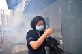 香港で、民主派のデモを散会させるためにまかれた催涙ガスを浴びる女性（2020年5月24日撮影）。(c)Anthony WALLACE / AFP