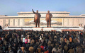 北朝鮮の平壌（Pyongyang）にある錦繍山太陽宮殿（Kumsusan Palace of the Sun）で17日、金正日（Kim Jong Il）総書記の一周忌の式典が行われ、金正恩（キム・ジョンウン、Kim Jong-Un）第1書記や李雪主（リ・ソルジュ、Ri Sol-Ju）夫人、朝鮮労働党や軍の幹部らが出席した。

また、宮殿前広場では軍事パレードが行われたほか、平壌市内では金総書記と故・金日成（キム・イルソン、Kim Il-Sung）主席の銅像が設置された広場に人々が集まった。

写真は万寿台の丘（Mansu Hill）にある金総書記と金日成主席の銅像前に集まった人々（2012年12月17日撮影）。(c)AFP/KCNA via KNS
