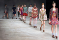 ブラジル・リオデジャネイロ（Rio de Janeiro）で開催された「リオ・ファッションウィーク（Rio Fashion Week）」で発表されたデザイナー、Giulia Borges の09/10年秋冬コレクション（2009年1月12日撮影）。（c）AFP/Vanderlei Almeida