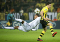 サッカー欧州チャンピオンズリーグ2012-13（UEFA Champions League 2012-13）は24日、グループリーグ第3節の試合が各地で行われ、グループDのボルシア・ドルトムント（Borussia Dortmund）は2-1でレアル・マドリードReal Madrid）に勝利した。

ボールを競るボルシア・ドルトムントのロベルト・レワンドフスキ（Robert Lewandowski、右）とレアル・マドリードのラファエル・ヴァレーヌ（Raphael Varane、2012年10月24日撮影）。(c)AFP/ODD ANDERSEN