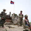 カンボジア・プノンペン（Phnom Penh）北方約543キロメートル、タイ国境近くのプレアビヒア（Preah Vihear）州にあるプレアビヒア寺院遺跡（Preah Vihear Temple）で、警備に就くカンボジア軍兵士（2008年7月17日撮影）。(c)AFP/TANG CHHIN SOTHY