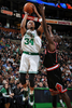 09-10NBA、ボストン・セルティックス（%%Boston Celtics%%）対シカゴ・ブルズ（%%Chicago Bulls%%）。試合はブルズが96-83でセルティックスを下し、3連勝した。写真はブルズのルオル・デング（%%Luol Deng%%）のマークを外し得点を狙うセルティックスのポール・ピアース（%%Paul Pierce%%）。（2010年1月14日撮影）(c)AFP/Getty Images/NBAE/Brian Babineau
