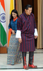ブータンのジグミ・ケサル・ナムゲル・ワンチュク（Jigme Khesar Namgyel Wangchuck）国王（31）とジェツン・ペマ（Jetsun Pema）王妃（21）は24日、挙式後初の外遊でインドを公式訪問した。

国王夫妻はニューデリー（New Delhi）で、マンモハン・シン（Manmohan Singh）首相と会談。その後、プラティバ・パティル（Pratibha Patil）大統領との夕食会に臨み、数々の歴史的建築物で知られる西部ラジャスタン（Rajasthan）に列車で向かった。

インドは人道物資や水力発電所建設、軍事訓練などでブータンを援助しており、ブータンとは緊密な関係にある。

写真は、シン首相との会談に臨むワンチュク国王（右）とジェツン・ペマ王妃（2011年10月24日撮影）。(c)AFP/  Prakash SINGH