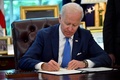 米ホワイトハウスで武器貸与法に署名するジョー・バイデン大統領（2022年5月9日撮影）。(c)Nicholas Kamm / AFP