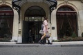 パリ（Paris）・モンテーニュ通り（Avenue Montaigne）にある老舗ホテル「プラザ・アテネ（Plaza Athenee）」の正面玄関（2013年10月1日撮影）。(c)AFP/FRED DUFOUR