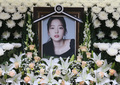 韓国の女性アイドルグループ「KARA」の元メンバー、ク・ハラさんの遺影。ソウルの病院で（2019年11月25日撮影）。(c)str / Dong-A Ilbo / AFP