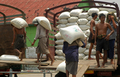 ミャンマーのヤンゴン（Yangon）で同国国産米の袋を船から降ろす作業員（2008年5月18日撮影）。(c)AFP/Khin Maung Win