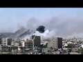 シリア中部ホムス（Homs）に立ち上る煙。動画サイト「ユーチューブ（YouTube）」より（2012年6月7日撮影）。(c)AFP/ HO / YOUTUBE