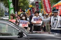 都内の国会議事堂付近で、「共謀罪」の趣旨を含む改正組織犯罪処罰法に反対する人々（2017年6月14日撮影）。(c)AFP/Kazuhiro NOGI