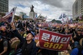 韓国・ソウル中心部で行われた、文在寅（ムン・ジェイン）大統領の退陣を要求するデモの参加者ら（2019年10月3日撮影）。(c）Ed JONES / AFP