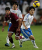 2010年サッカーW杯南アフリカ大会（2010 World Cup）アジア最終予選・グループA、カタール対日本。カタールのファビオ・セザール（Fabio Cesar）とボールを競る内田篤人（Atsuto Uchida、2008年11月19日撮影）。(c)AFP/KARIM JAAFAR