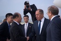 北朝鮮の平壌国際空港に到着し、出迎えた申紅哲外務次官と握手するロシアのセルゲイ・ラブロフ外相（右から2番目、2018年5月31日撮影）。(c)AFP PHOTO / KIM Won-Jin