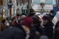 中国・武漢の紅十字会医院で、医師の診断を待つ人々（2020年1月25日撮影）。(c)Hector RETAMAL / AFP