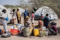 複数の地震に見舞われたエチオピアで、アワッシアルバに設けられた仮設キャンプで給水を待つ避難住民（2025年1月11日撮影）。(c)Amanuel Sileshi / AFP
