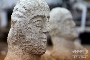 地表から像の頭部が…イスラエル人女性、古代ローマの胸像を偶然発見