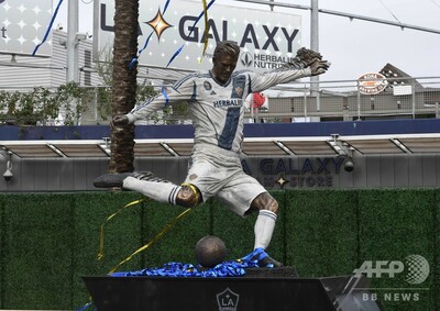 ベッカム像 ベッカム氏が彫像に！LAギャラクシー本拠前に建立「あれくらい足が