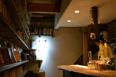 新宿ゴールデン街、「本」と呑む店が存在感を増している理由