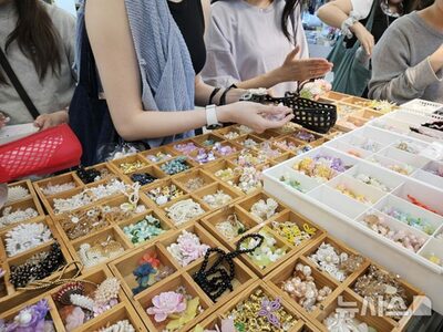 母の靴、父のデニムが若者の新定番に…韓国で広がる2000年代ファッション