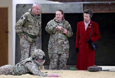 アン王女、爆発物処理訓練を視察 英イングランド