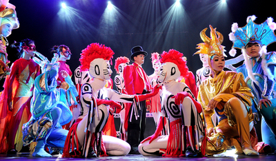 「ル・グラン・シルク」、躍動する華麗なパフォーマーたち