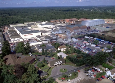 007最新作の撮影施設、爆発で一部損壊 1人軽傷