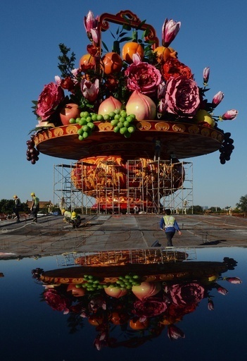 天安門広場に「巨大花瓶」、国慶節祝う 北京