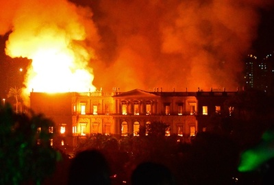 ブラジル国立博物館で火災、国宝など2千万点収蔵 「200年の成果」焼失か