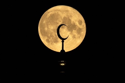 「ブルームーン」各地で観測 ひと月の間に現れる2回目の満月