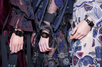 「サカイ」アップル ウォッチ専用ストラップを発売