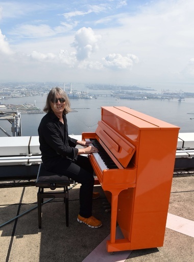独音楽家、横浜の高層ビル屋上でピアノ演奏