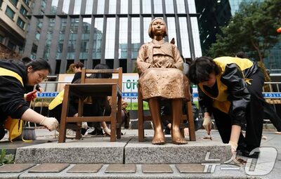 ソウル・旧日本大使館前「少女像」、6年ぶりバリケード撤去、そして再び囲われた…「まるで牢屋」