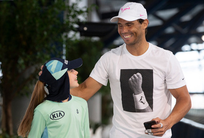 ナダルに新たな友人、ショット直撃のボールガールと再会