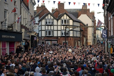 住民総出でアドレナリン全開、伝統の英フットボール大会