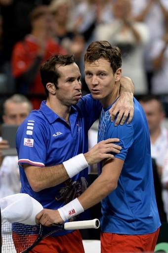 ダブルス制したチェコが連覇に王手、デビス杯決勝
