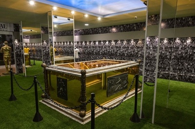 ペレ氏の墓所一般公開、金色のひつぎに緑の人工芝