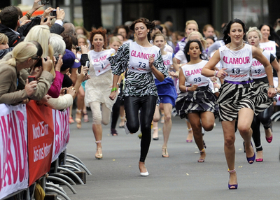 独「ハイヒールレース」、7センチヒールで100メートルを疾走