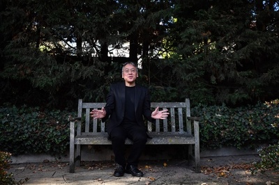 カズオ・イシグロ氏 ソーシャルワーカーからノーベル賞作家に