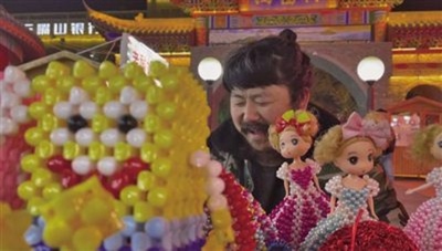 中国・寧夏の「ひざまずく巨人」 16年間の慈善活動が共感呼ぶ