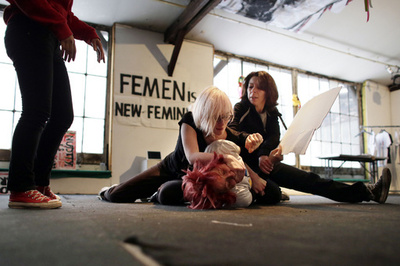女性権利団体FEMEN、パリでハードなトレーニング