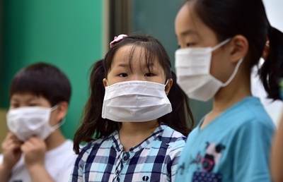 韓国でMERS感染拡大続く、200校閉鎖 隔離1300人超