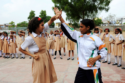 女子生徒が護身術の練習 インド