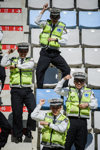 「江南スタイル」で踊る警察官、F1韓国GP