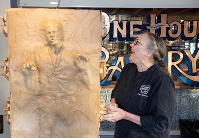 ハン・ソロならぬ「パン・ソロ」 SWの有名場面をパン生地で再現