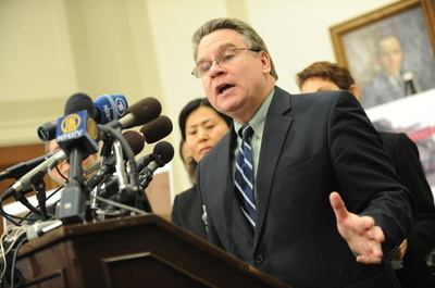 子ども連れ去り、送還応じない国に制裁 米下院で法案可決